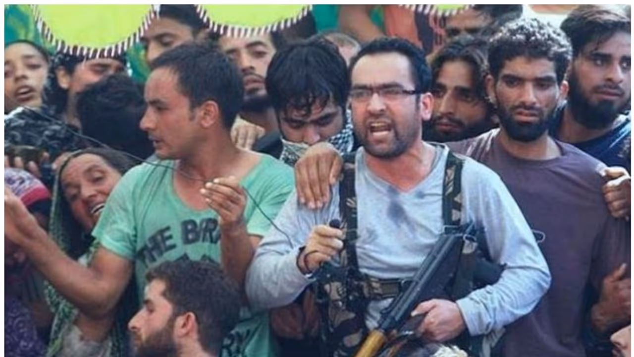 ഗണിതാധ്യാപകനിൽ നിന്ന് ഹിസ്ബുൾ കമാൻഡറിലേക്ക്, സൈന്യം വധിച്ച റിയാസ് നായ്കൂ എന്ന കൊടുംഭീകരന്റെ പരിണാമം ഇങ്ങനെ ഗണിതാധ്യാപകനിൽ നിന്ന് ഹിസ്ബുൾ കമാൻഡറിലേക്ക്, സൈന്യം വധിച്ച റിയാസ് നായ്കൂ എന്ന കൊടുംഭീകരന്റെ പരിണാമം ഇങ്ങനെ