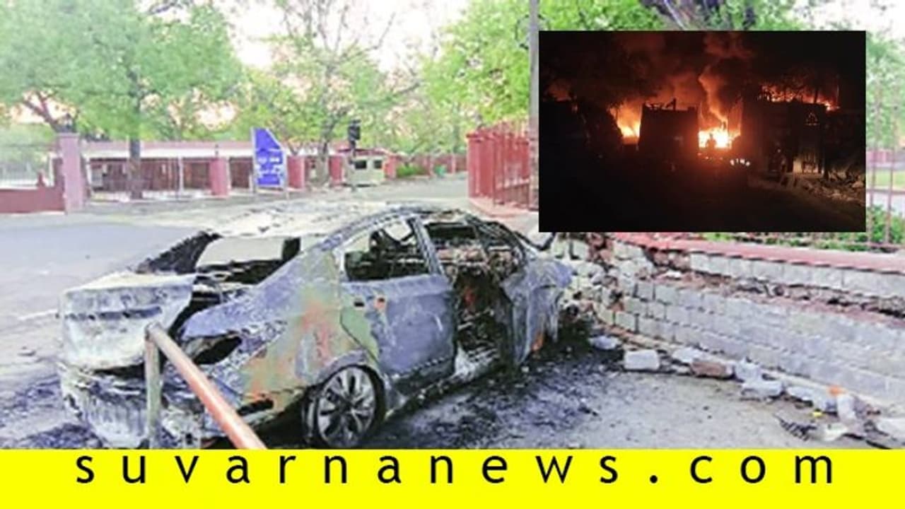 ಎಣ್ಣೆ ಏಟಿಗೆ ಕುತುಬ್ ಮಿನಾರ್ ಗೋಡೆಗೆ ಡಿಕ್ಕಿ, ಕಾರಿನಲ್ಲಿ ಸ್ಫೋಟ! ಎಣ್ಣೆ ಏಟಿಗೆ ಕುತುಬ್ ಮಿನಾರ್ ಗೋಡೆಗೆ ಡಿಕ್ಕಿ, ಕಾರಿನಲ್ಲಿ ಸ್ಫೋಟ!