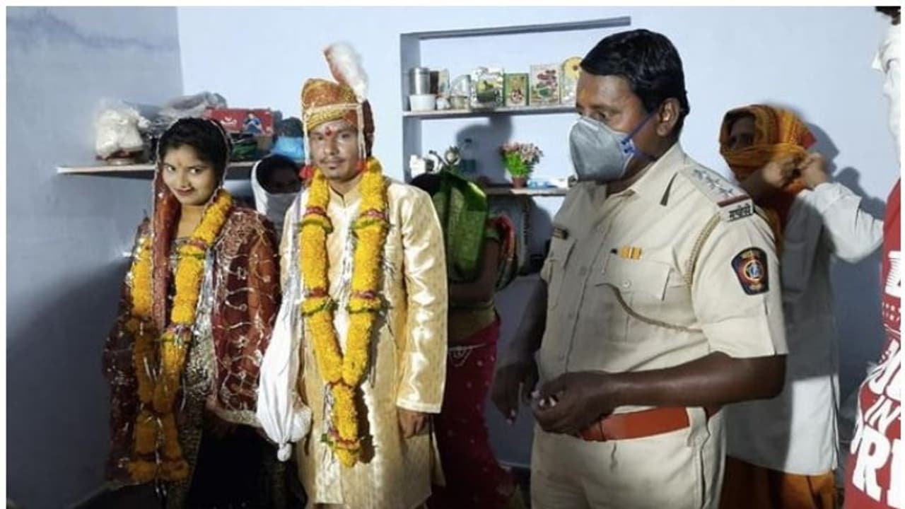 ലോക്ക് ഡൗൺ: ബന്ധുക്കളെത്തിയില്ല; വിവാഹത്തിന് വധുവിന് ബന്ധുക്കളായി പൊലീസ് ഉദ്യോഗസ്ഥർ ലോക്ക് ഡൗൺ: ബന്ധുക്കളെത്തിയില്ല; വിവാഹത്തിന് വധുവിന് ബന്ധുക്കളായി പൊലീസ് ഉദ്യോഗസ്ഥർ