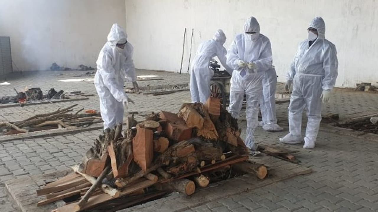 घर आते ही संक्रमित पोते ने दादी की गोद में तोड़ा दम, मरने से पहले पड़ोसी महिला को दांत से काट आया घर आते ही संक्रमित पोते ने दादी की गोद में तोड़ा दम, मरने से पहले पड़ोसी महिला को दांत से काट आया