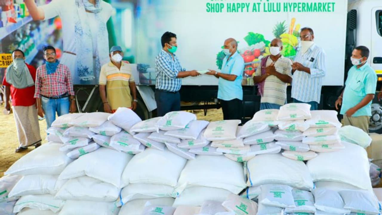 ലോക്ക്ഡൗണില് കുടുങ്ങി; പട്ടിണിയിലായ സർക്കസ് കൂടാരത്തിന് സഹായമെത്തിച്ച് എംഎ യൂസഫലി ലോക്ക്ഡൗണില് കുടുങ്ങി; പട്ടിണിയിലായ സർക്കസ് കൂടാരത്തിന് സഹായമെത്തിച്ച് എംഎ യൂസഫലി