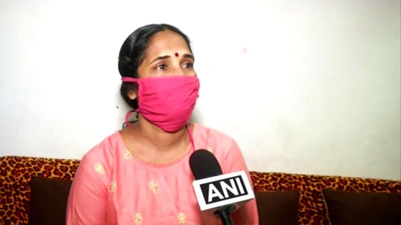 'পিপিই পরাটা বেদনাদায়ক', একমাস পর বাড়ি ফিরে কোভিড চিকিৎসা নিয়ে মুখ খুললেন নার্স 'পিপিই পরাটা বেদনাদায়ক', একমাস পর বাড়ি ফিরে কোভিড চিকিৎসা নিয়ে মুখ খুললেন নার্স