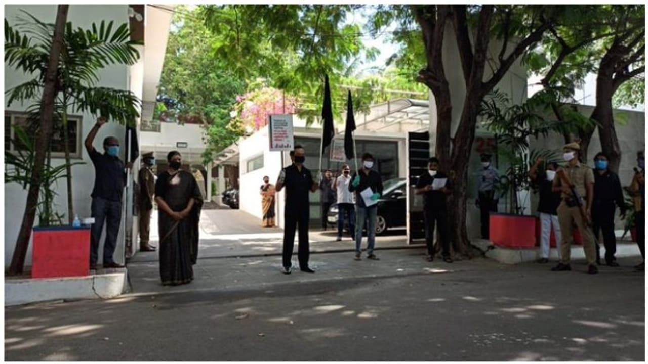 டாஸ்மாக் கடைகளை திறக்க எதிர்ப்பு... மனைவி மகனுடன் வீட்டை விட்டு வெளியேறி மு.க.ஸ்டாலின் போராட்டம்..! டாஸ்மாக் கடைகளை திறக்க எதிர்ப்பு... மனைவி மகனுடன் வீட்டை விட்டு வெளியேறி மு.க.ஸ்டாலின் போராட்டம்..!