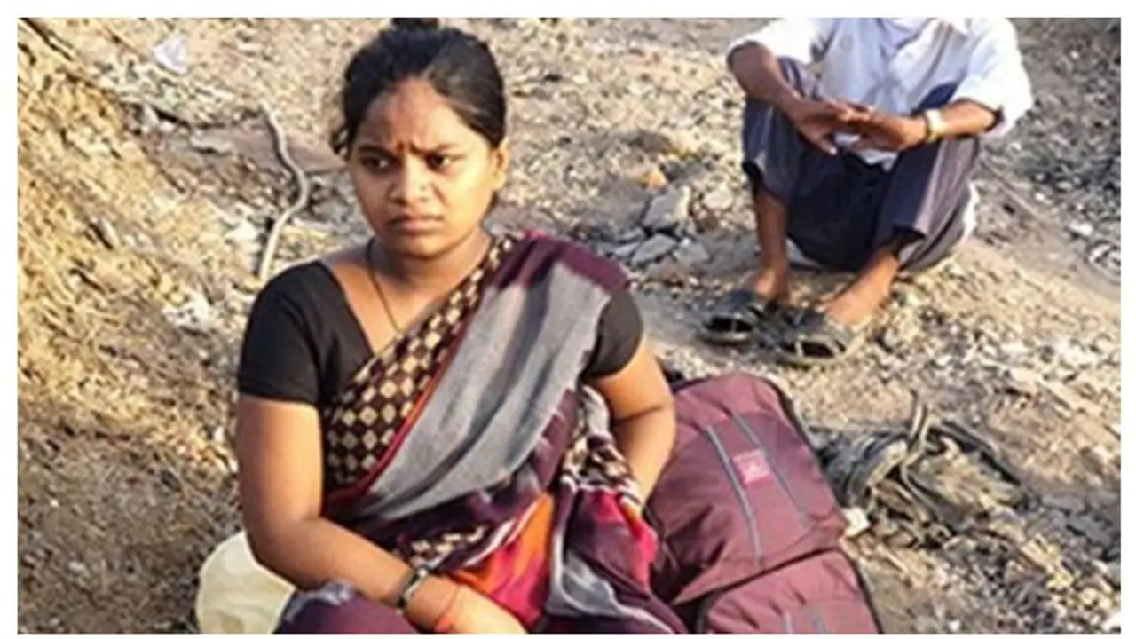 লকডাউনের দেশে বাড়ি ফিরতে হাঁটছে শিশু থেকে বৃদ্ধ, ১২ ঘণ্টা একটানা পথ চললেন ৭ মাসের অন্তঃসত্ত্বাও লকডাউনের দেশে বাড়ি ফিরতে হাঁটছে শিশু থেকে বৃদ্ধ, ১২ ঘণ্টা একটানা পথ চললেন ৭ মাসের অন্তঃসত্ত্বাও