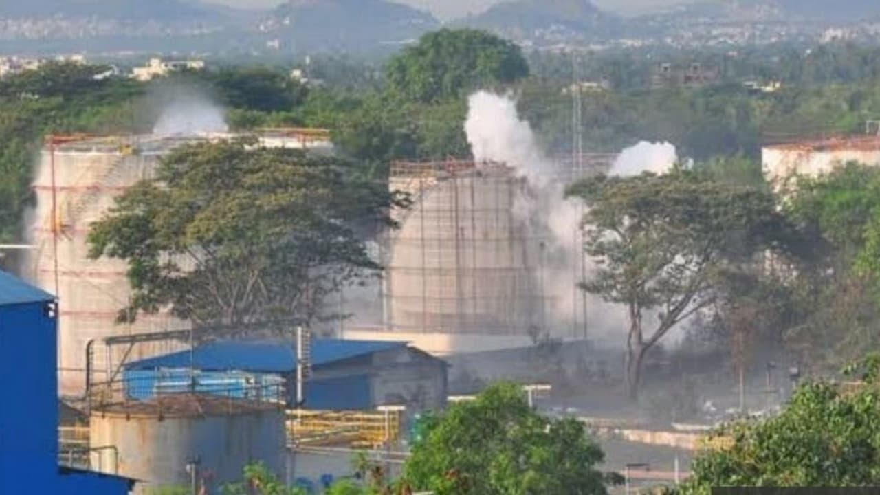 വിഷവാതക ദുരന്തത്തിൽ അനുശോചനമറിയിച്ച് രാഷ്ട്രപതി; പ്രധാനമന്ത്രി ദുരന്ത നിവാരണ സമിതി യോഗം വിളിച്ചു വിഷവാതക ദുരന്തത്തിൽ അനുശോചനമറിയിച്ച് രാഷ്ട്രപതി; പ്രധാനമന്ത്രി ദുരന്ത നിവാരണ സമിതി യോഗം വിളിച്ചു