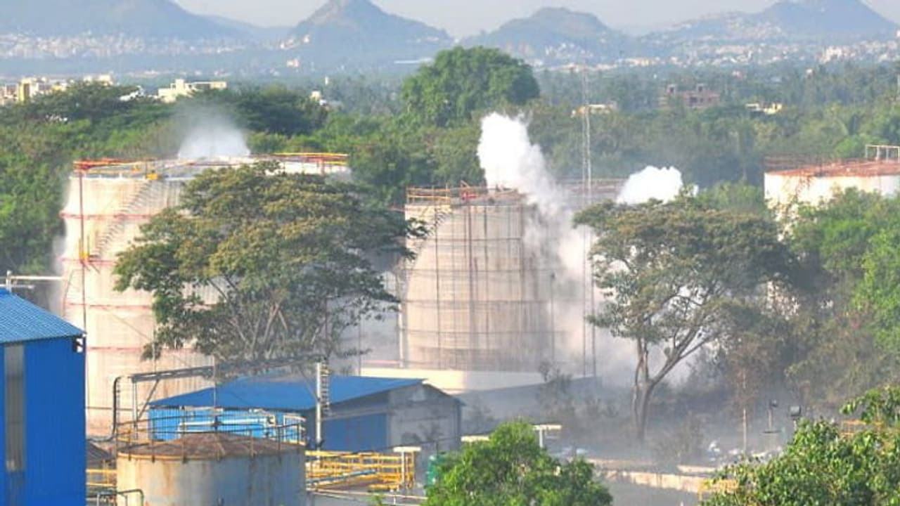 গ্যাস লিকের ঘটনায় ক্ষমা চাইল এলজি পলিমার্স, ১৩ হাজার টন স্টাইরিন ফেরত যাচ্ছে দক্ষিণ কোরিয়ায় গ্যাস লিকের ঘটনায় ক্ষমা চাইল এলজি পলিমার্স, ১৩ হাজার টন স্টাইরিন ফেরত যাচ্ছে দক্ষিণ কোরিয়ায়