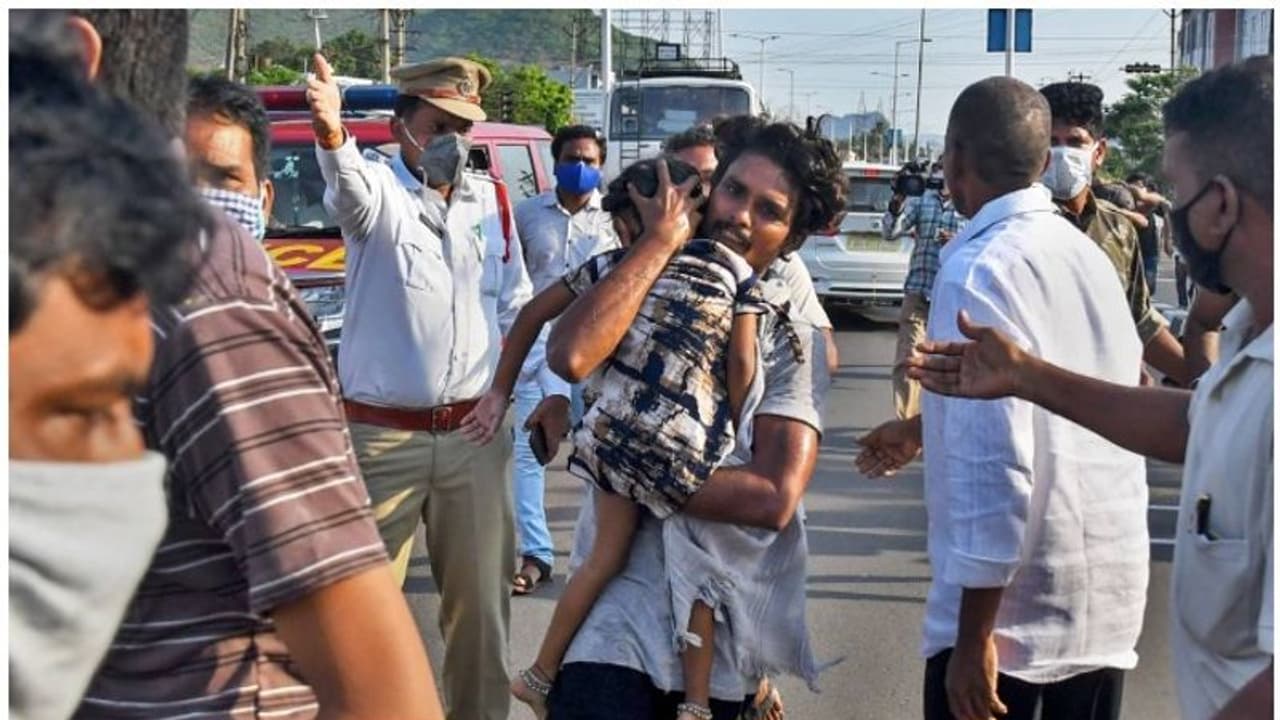 ഭോപ്പാൽ ദുരന്തത്തെ ഓർമ്മിപ്പിച്ച് വിശാഖപട്ടണം വാതകച്ചോർച്ച; വിറങ്ങലിച്ച് വെങ്കട്ടപുരം ഭോപ്പാൽ ദുരന്തത്തെ ഓർമ്മിപ്പിച്ച് വിശാഖപട്ടണം വാതകച്ചോർച്ച; വിറങ്ങലിച്ച് വെങ്കട്ടപുരം