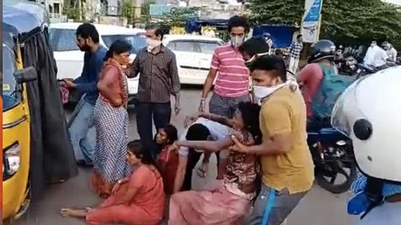 ভারী বাতাস, ঝাঁঝালো গন্ধ আর চোখ জ্বালা করা, একরাশ আতঙ্ক আর অস্বস্তি নিয়েই বেরিয়ে পড়েছিলেন ওঁরা