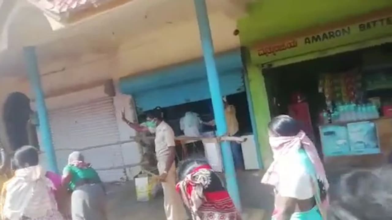 কার্ফুর মাঝেও তামিলনাড়ুতে মদের দোকান খোলা সকাল থেকে দুপুর, পড়ছে লম্বা লাইন