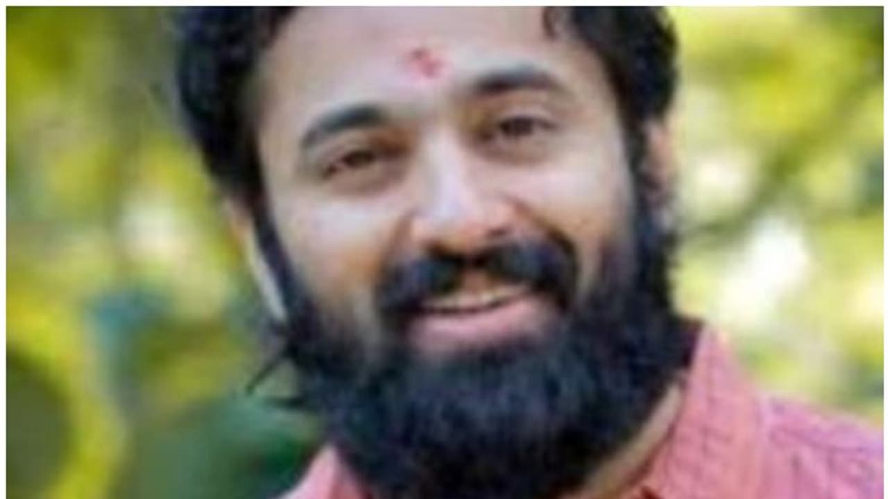 ആരോഗ്യപ്രവര്ത്തകര്ക്കൊപ്പം പാട്ടുപാടിയും അഭിനന്ദിച്ചും ഉണ്ണി മുകുന്ദൻ വീഡിയോ ആരോഗ്യപ്രവര്ത്തകര്ക്കൊപ്പം പാട്ടുപാടിയും അഭിനന്ദിച്ചും ഉണ്ണി മുകുന്ദൻ വീഡിയോ