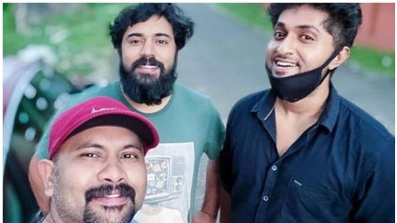 മൊട്ടയടിച്ച് അജു, താടിവെച്ച് നിവിൻ; മാസ്ക് വെച്ച സംവിധായകന് ഒപ്പം താരങ്ങള് മൊട്ടയടിച്ച് അജു, താടിവെച്ച് നിവിൻ; മാസ്ക് വെച്ച സംവിധായകന് ഒപ്പം താരങ്ങള്