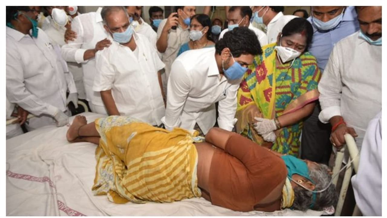 কিং জর্জ হাসপাতালে অসুস্থদের দেখতে জগন, নিহতদের পরিবারপিছু ১ কোটি টাকা ক্ষতিপূরণ ঘোষণা