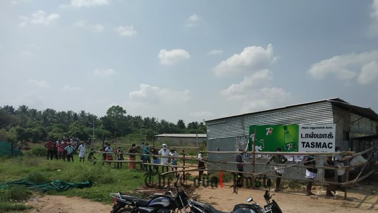 തമിഴ്നാട്ടിൽ മദ്യവിൽപ്പനശാലയ്ക്ക് മുന്നിൽ പ്രതിഷേധിച്ചവർക്കെതിരെ ലാത്തിച്ചാർജ്ജ്; സ്ത്രീകൾക്കുൾപ്പെടെ പരിക്ക്