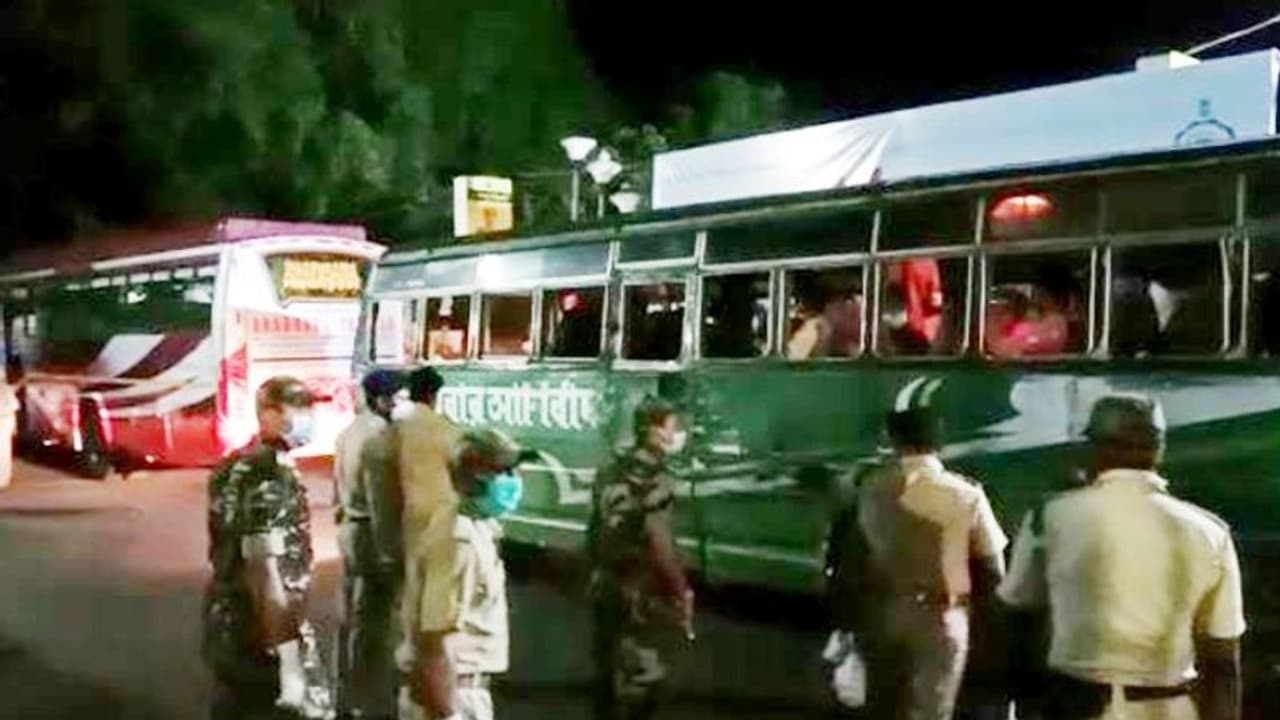 অবশেষে কেরল থেকে মুর্শিদাবাদে, ঘরে পৌঁছল পরিযায়ী শ্রমিকের দল অবশেষে কেরল থেকে মুর্শিদাবাদে, ঘরে পৌঁছল পরিযায়ী শ্রমিকের দল