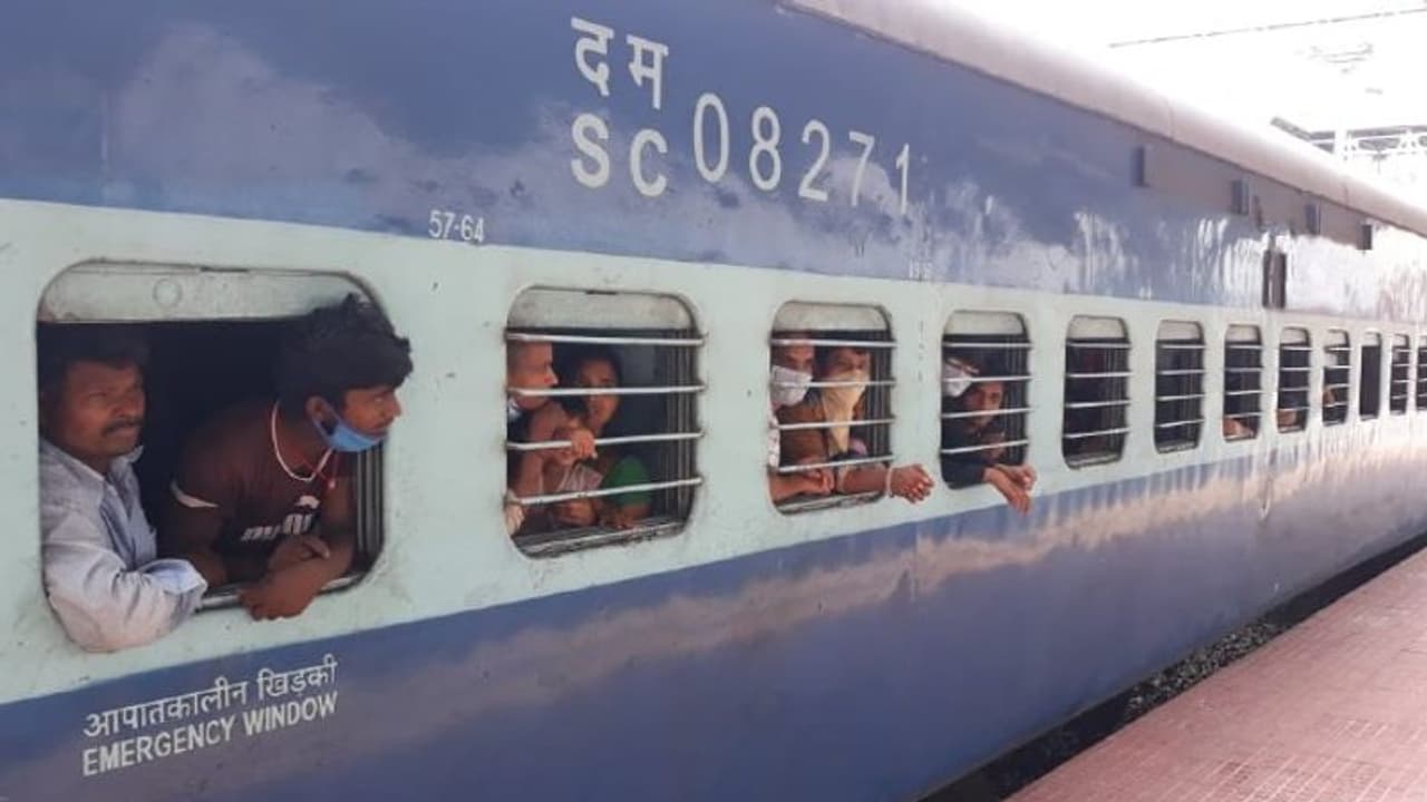 পরিযায়ীদের ফেরাতে আরও ৮টি ট্রেন বরাদ্দ করল রাজ্য, প্রস্তাব আসেনি দাবি করছে রেল