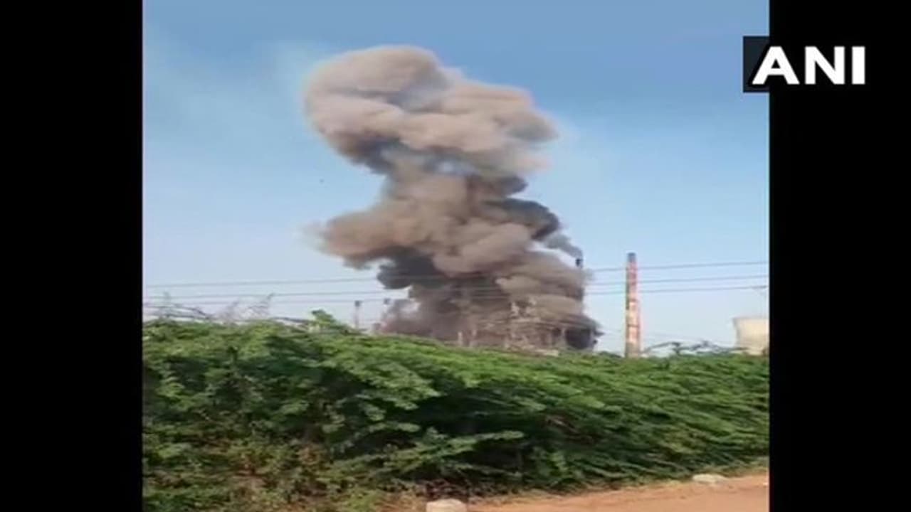 తమిళనాడులోని కడలూరులో బాయిలర్ పేలుడు: ఎగిసిపడుతున్న పొగ తమిళనాడులోని కడలూరులో బాయిలర్ పేలుడు: ఎగిసిపడుతున్న పొగ