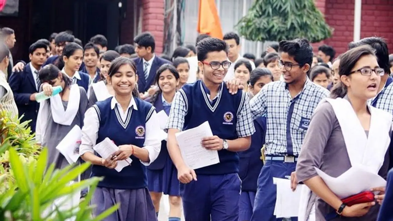 বিক্ষোভের মাঝেই স্কুল মাইনেতে নয়া সংযোজন, জুড়ছে স্যানিটাইজেশন ফি বিক্ষোভের মাঝেই স্কুল মাইনেতে নয়া সংযোজন, জুড়ছে স্যানিটাইজেশন ফি