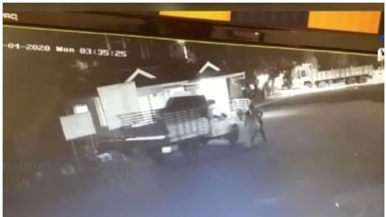 Paliyekkar spirit case: Kerala excise dept seizes wrong truck, hand in glove with smugglers? Paliyekkar spirit case: Kerala excise dept seizes wrong truck, hand in glove with smugglers?