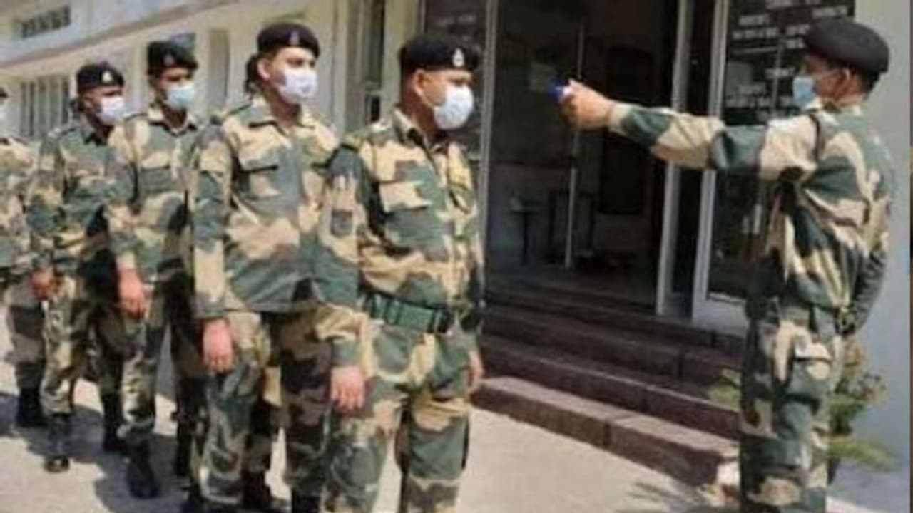 थामे नहीं थम रहा कोरोना का कहर: राजस्थान में BSF के 42 जवान पॉजिटिव, कई जवानों को किया क्वारंटाइन थामे नहीं थम रहा कोरोना का कहर: राजस्थान में BSF के 42 जवान पॉजिटिव, कई जवानों को किया क्वारंटाइन