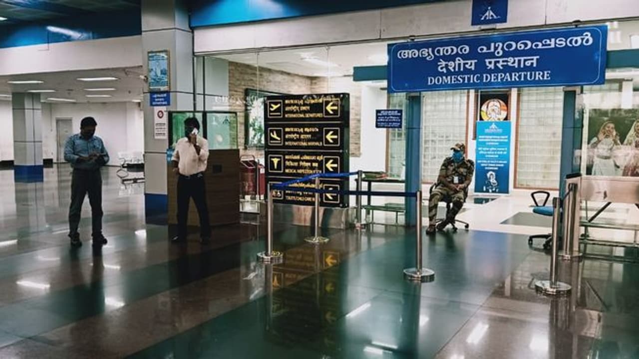 കരിപ്പൂരിൽ വൻ സ്വർണ വേട്ട: 4 കിലോ സ്വർണവുമായി ഒരാൾ പിടിയിൽ കരിപ്പൂരിൽ വൻ സ്വർണ വേട്ട: 4 കിലോ സ്വർണവുമായി ഒരാൾ പിടിയിൽ