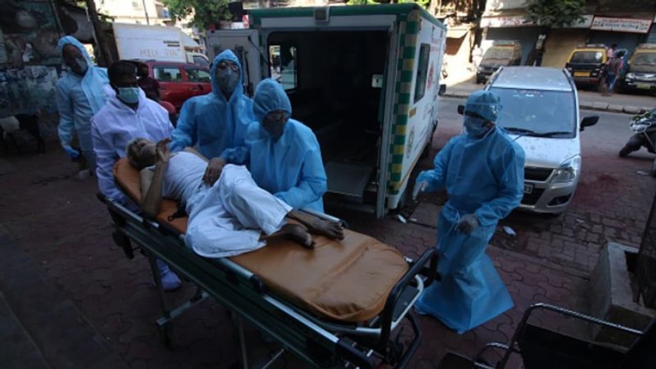 മഹാരാഷ്ട്രയിൽ രോഗികൾക്ക് ഒപ്പം മൃതദേഹങ്ങൾ, ഞെട്ടിക്കും ദൃശ്യങ്ങൾ; ന്യായീകരിച്ച് മന്ത്രി