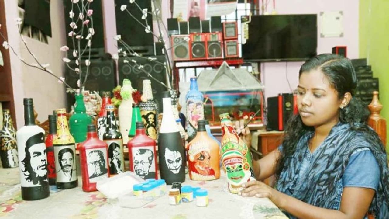 വലിച്ചെറിയുന്ന കുപ്പികളില് മഹാന്മാരുടെയും കലാരൂപങ്ങളുടെയും ചിത്രങ്ങള് വരച്ചെടുത്ത് സനുമോള് വലിച്ചെറിയുന്ന കുപ്പികളില് മഹാന്മാരുടെയും കലാരൂപങ്ങളുടെയും ചിത്രങ്ങള് വരച്ചെടുത്ത് സനുമോള്