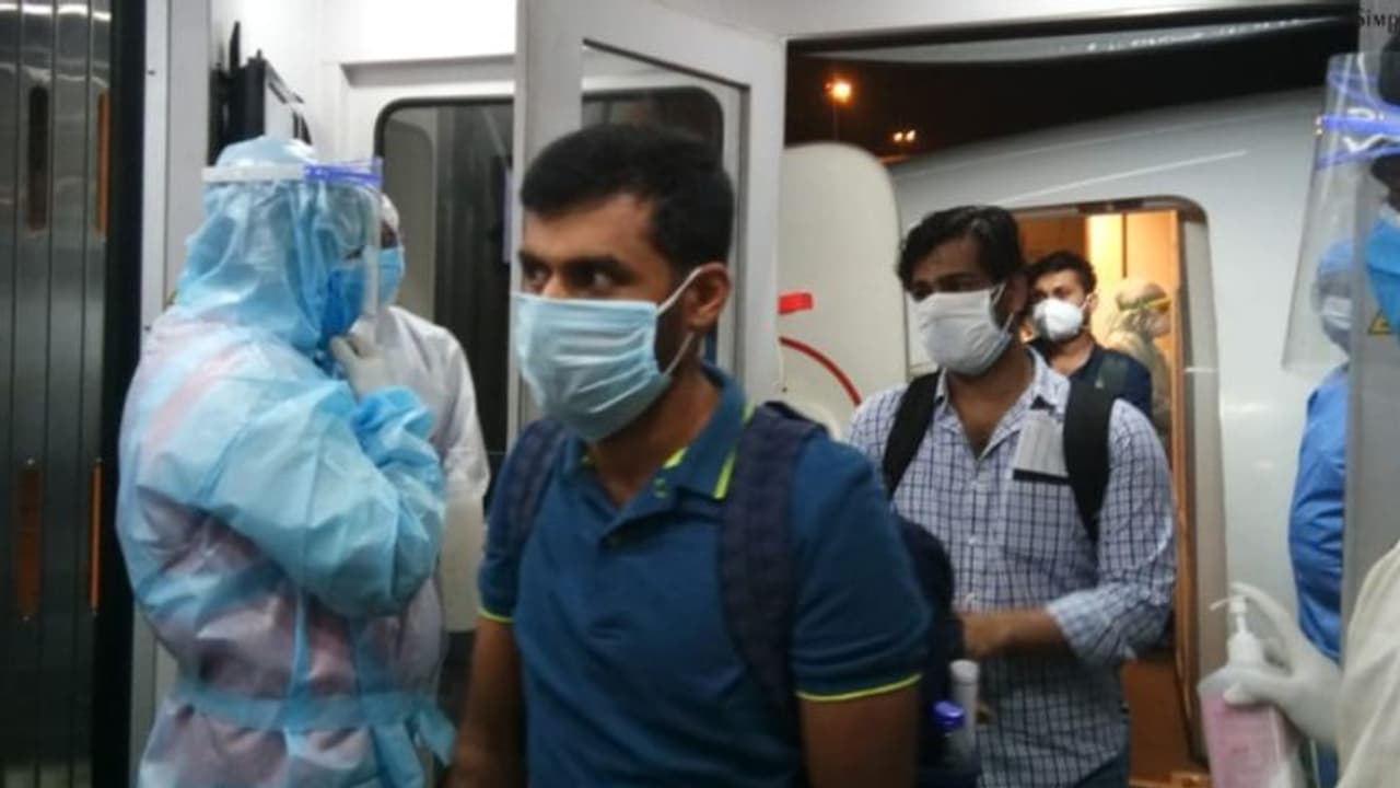 പ്രവാസികൾ സ്വന്തം മണ്ണിൽ; അബുദാബിയിൽ നിന്ന് 181 പേരുമായി വിമാനം കൊച്ചിയിലെത്തി പ്രവാസികൾ സ്വന്തം മണ്ണിൽ; അബുദാബിയിൽ നിന്ന് 181 പേരുമായി വിമാനം കൊച്ചിയിലെത്തി