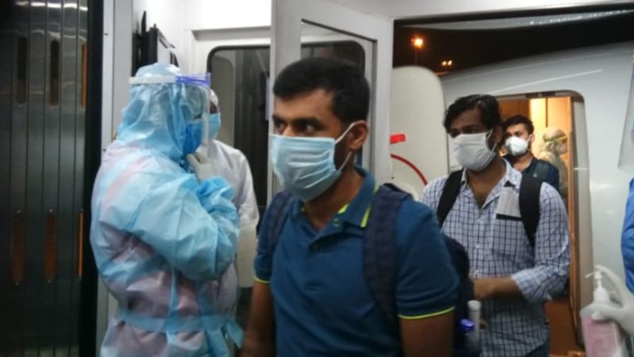 മ‍ടങ്ങിയെത്തുന്ന പ്രവാസികൾക്ക് ക്വാറൻ്റീൻ 14 ദിവസം; കേന്ദ്ര മാനദണ്ഡം തന്നെ നടപ്പാക്കും
