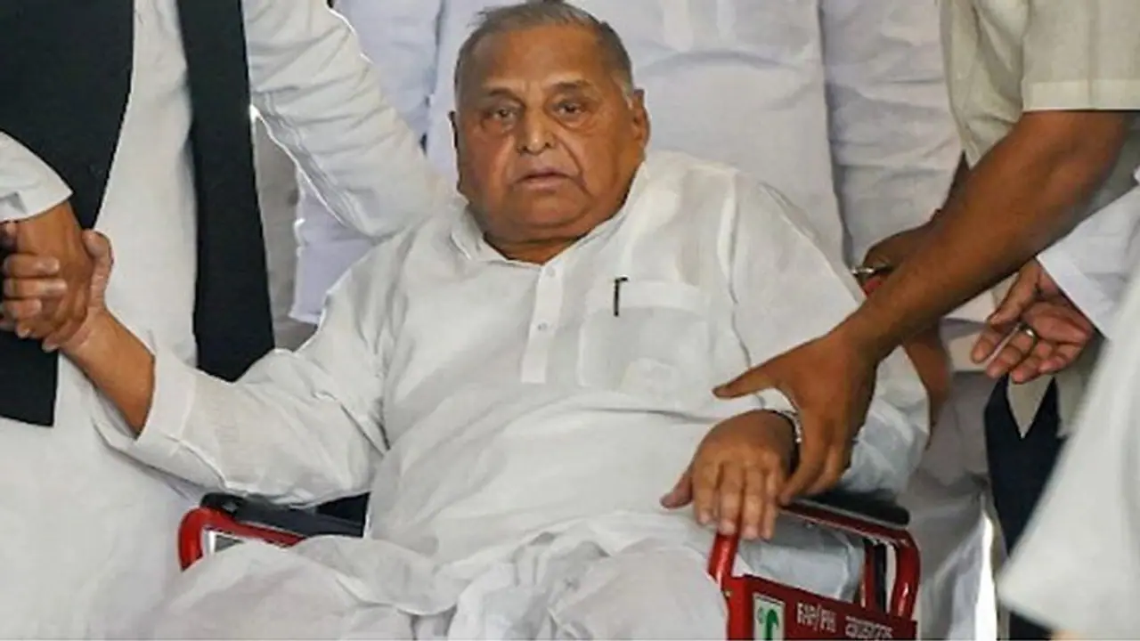 Samajwadi party chief Mulayam Singh Yadav readmitted to hospital after stomach related ailments