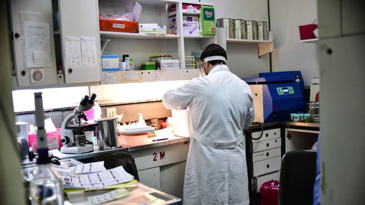 சற்று நேரத்தில் சென்னையை உலுக்கிய சம்பவம்... கொரோனாவுக்கு மருந்துகண்டுபிடித்து பரிசோதித்தவருக்கு சோகம்..! சற்று நேரத்தில் சென்னையை உலுக்கிய சம்பவம்... கொரோனாவுக்கு மருந்துகண்டுபிடித்து பரிசோதித்தவருக்கு சோகம்..!