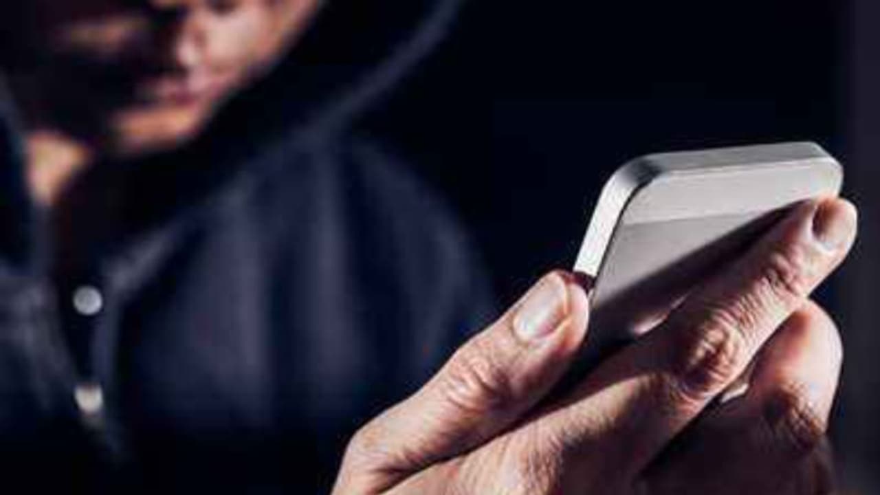 Crime News: সোশ্যাল মিডিয়ায় বন্ধুত্বের টোপ দিয়ে ২ নাবালিকাকে অপহরণ, তারপর কী হল Crime News: সোশ্যাল মিডিয়ায় বন্ধুত্বের টোপ দিয়ে ২ নাবালিকাকে অপহরণ, তারপর কী হল