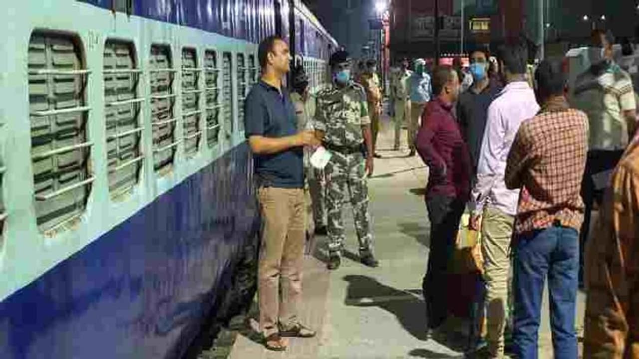 घर वापसी के बीच रोजगार के लिए पलायन शुरू, बिहार के 222 मजदूर वापस गए तेलंगाना, बोले यहां काम नहीं मिलेगा घर वापसी के बीच रोजगार के लिए पलायन शुरू, बिहार के 222 मजदूर वापस गए तेलंगाना, बोले यहां काम नहीं मिलेगा