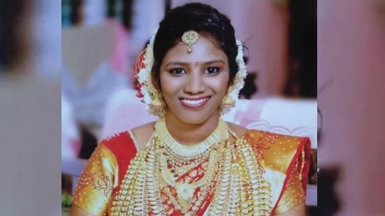 കൊല്ലത്ത് പാമ്പുകടിയേറ്റ് ചികിത്സ തുടരവെ വീണ്ടും പാമ്പുകടിയേറ്റ് യുവതി മരിച്ചു കൊല്ലത്ത് പാമ്പുകടിയേറ്റ് ചികിത്സ തുടരവെ വീണ്ടും പാമ്പുകടിയേറ്റ് യുവതി മരിച്ചു