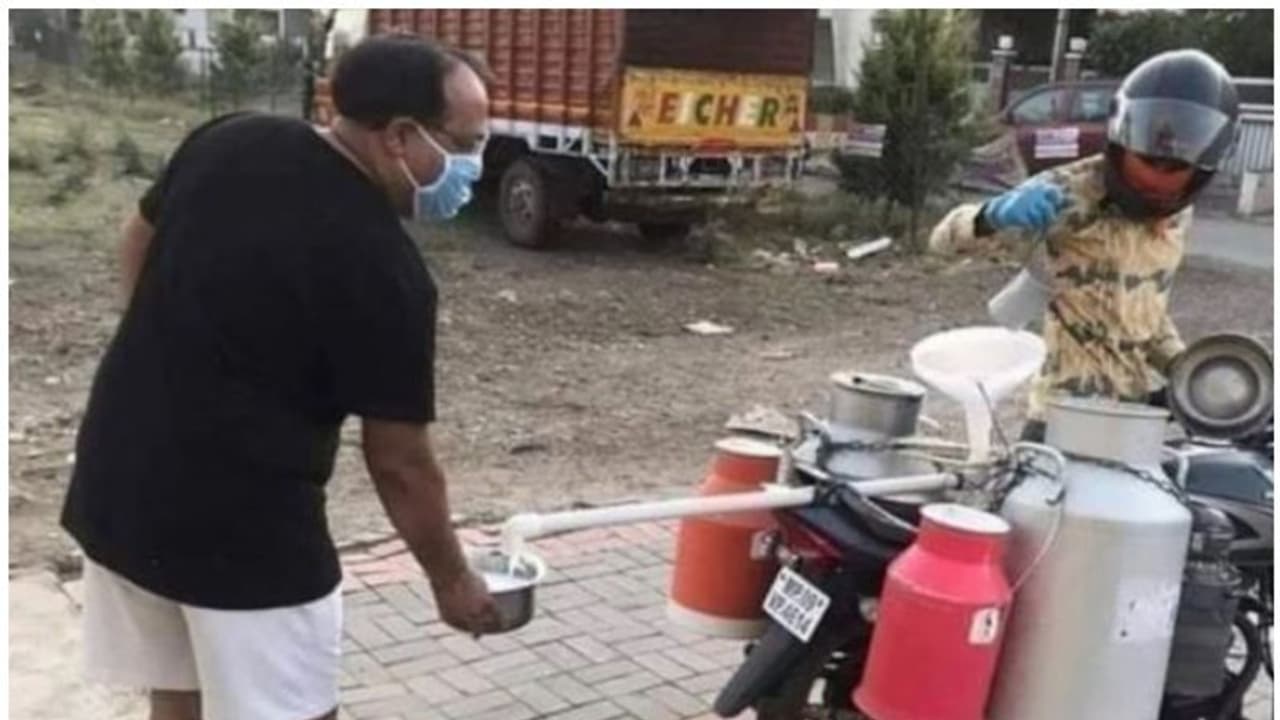 ಹಾಲು ಮಾರಾಟಗಾರನ ಮಾಸ್ಟರ್ ಪ್ಲಾನ್ ಕಂಡು ಸೋಶಿಯಲ್ ಮೀಡಿಯಾ ದಂಗು ಹಾಲು ಮಾರಾಟಗಾರನ ಮಾಸ್ಟರ್ ಪ್ಲಾನ್ ಕಂಡು ಸೋಶಿಯಲ್ ಮೀಡಿಯಾ ದಂಗು