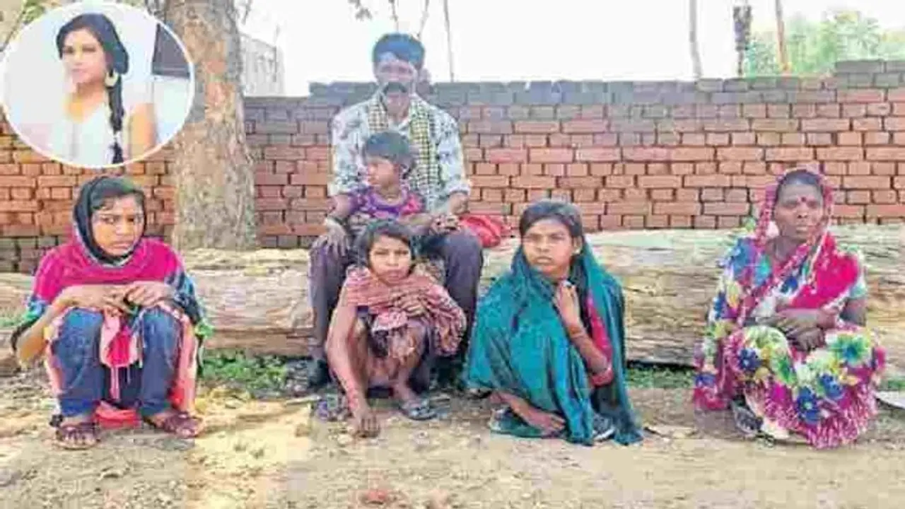 नशीला समोसा खिलाकर चाचा चाची ने लड़की को बेचा, एक साल बाद प्रवासी मजदूरों ने परिवार से मिलवाया नशीला समोसा खिलाकर चाचा चाची ने लड़की को बेचा, एक साल बाद प्रवासी मजदूरों ने परिवार से मिलवाया