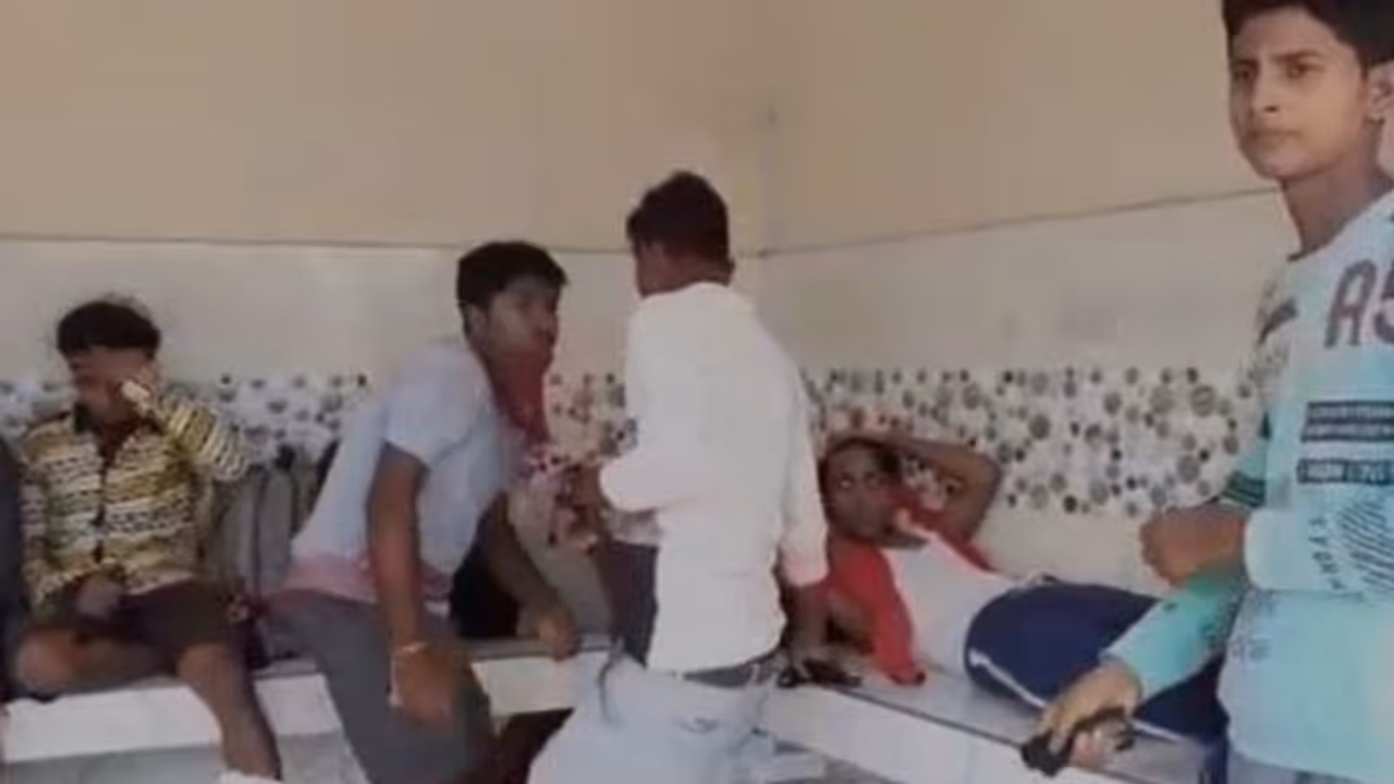 বিশাখাপত্তনম থেকে উত্তরবঙ্গ, হেঁটে বাড়ি ফিরতে গিয়ে অসুস্থ দুই অন্তঃস্বত্ত্বা বিশাখাপত্তনম থেকে উত্তরবঙ্গ, হেঁটে বাড়ি ফিরতে গিয়ে অসুস্থ দুই অন্তঃস্বত্ত্বা