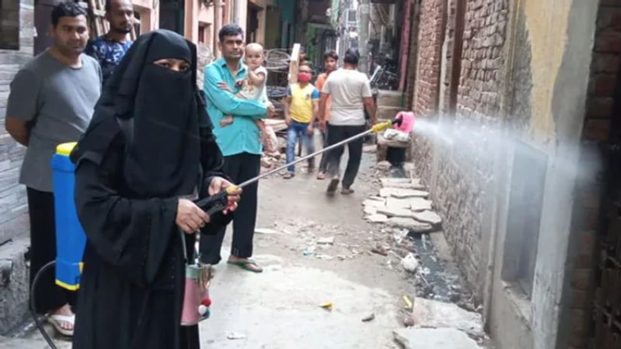 ദില്ലിയിലെ ക്ഷേത്രങ്ങള് വൃത്തിയാക്കുന്ന ബുര്ഖ ധരിച്ച ആരോഗ്യ പ്രവര്ത്തക; സ്വീകരിച്ച് പൂജാരി ദില്ലിയിലെ ക്ഷേത്രങ്ങള് വൃത്തിയാക്കുന്ന ബുര്ഖ ധരിച്ച ആരോഗ്യ പ്രവര്ത്തക; സ്വീകരിച്ച് പൂജാരി