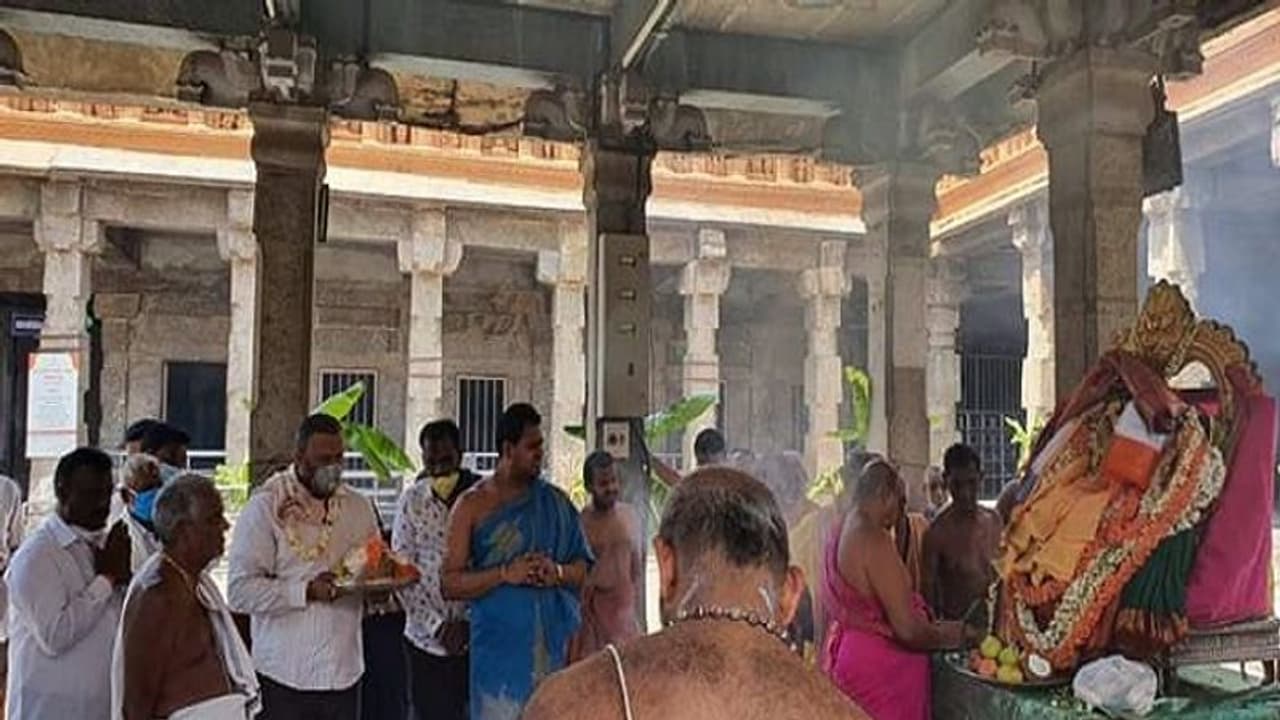 ಲಾಕ್‌ಡೌನ್‌ ನಿಯಮ ಉಲ್ಲಂಘಣೆ: ನಂಜುಂಡೇಶ್ವರ ಸ್ವಾಮಿಗೆ ಶಾಸಕರಿಂದ ವಿಶೇಷ ಪೂಜೆ..!