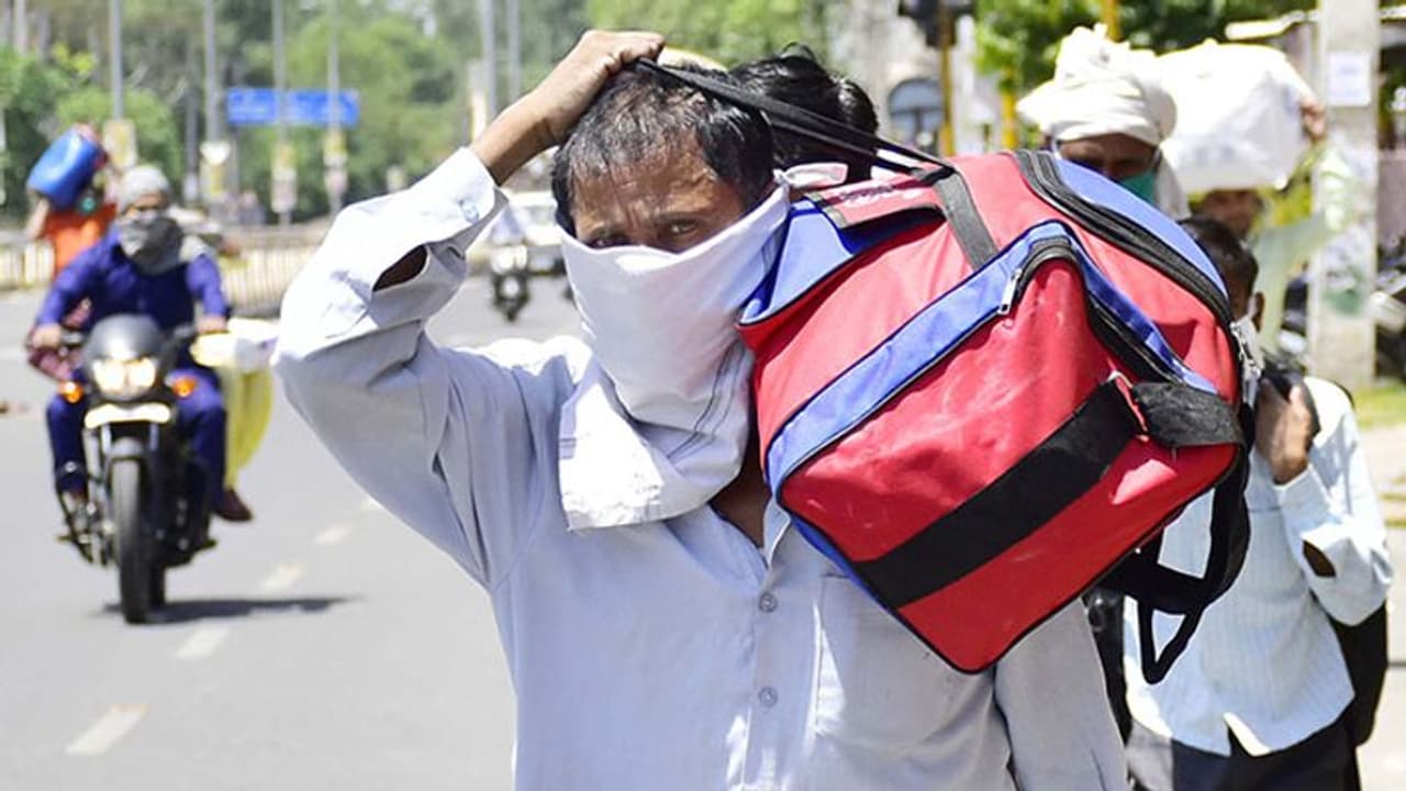 നാട്ടിലെത്താൻ വഴിയില്ല: ആന്ധ്രാപ്രദേശിൽ കുടിയേറ്റ തൊഴിലാളികൾ ദേശീയ പാത ഉപരോധിക്കുന്നു നാട്ടിലെത്താൻ വഴിയില്ല: ആന്ധ്രാപ്രദേശിൽ കുടിയേറ്റ തൊഴിലാളികൾ ദേശീയ പാത ഉപരോധിക്കുന്നു