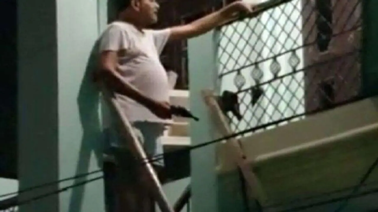 नशे में पिता ने चलाई गोलियां,बिस्तर से भागे बेटे बहू, बाथरूम का दरवाजा तोड़कर पुलिस ने पकड़ा नशे में पिता ने चलाई गोलियां,बिस्तर से भागे बेटे बहू, बाथरूम का दरवाजा तोड़कर पुलिस ने पकड़ा