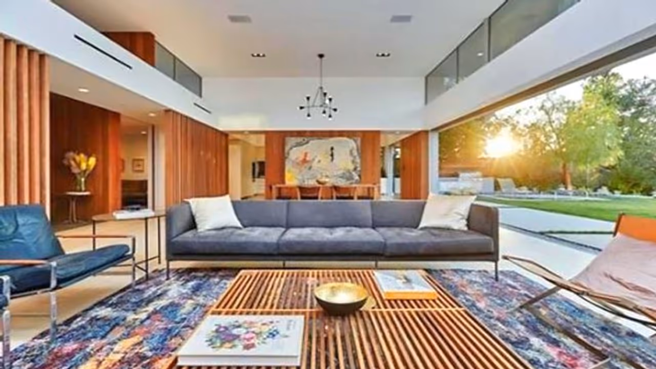 Home Decoration Tips: ಚಿಕ್ಕ ಲಿವಿಂಗ್ ರೂಮ್ ದೊಡ್ಡದಾಗಿ ಕಾಣಬೇಕಾ? 