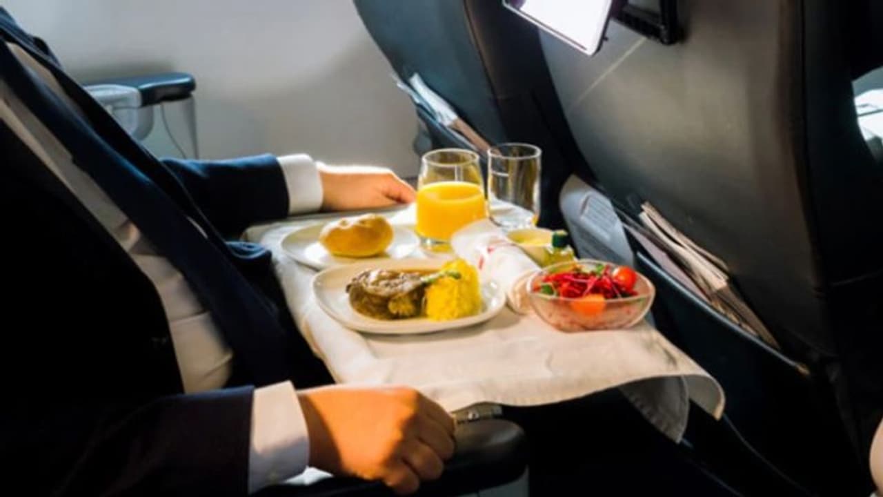 ವಿಮಾನದಲ್ಲಿ ನಾನ್ ವೆಜ್ ಆಹಾರ ಬ್ಯಾನ್ ಮಾಡಿ!