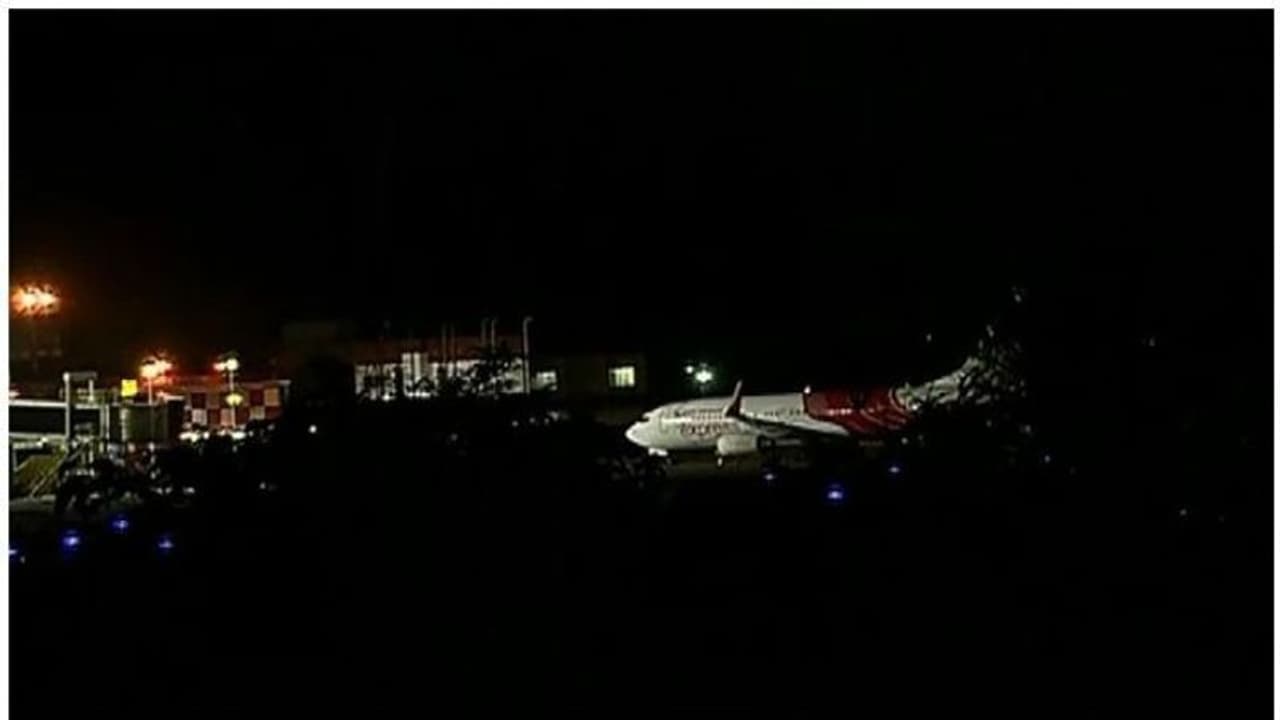 കരിപ്പൂരിലെത്തിയ ഒരാള്‍ക്ക് രോഗലക്ഷണം; മഞ്ചേരി മെഡിക്കല്‍ കോളേജ് ആശുപത്രിയിലേക്ക് മാറ്റി