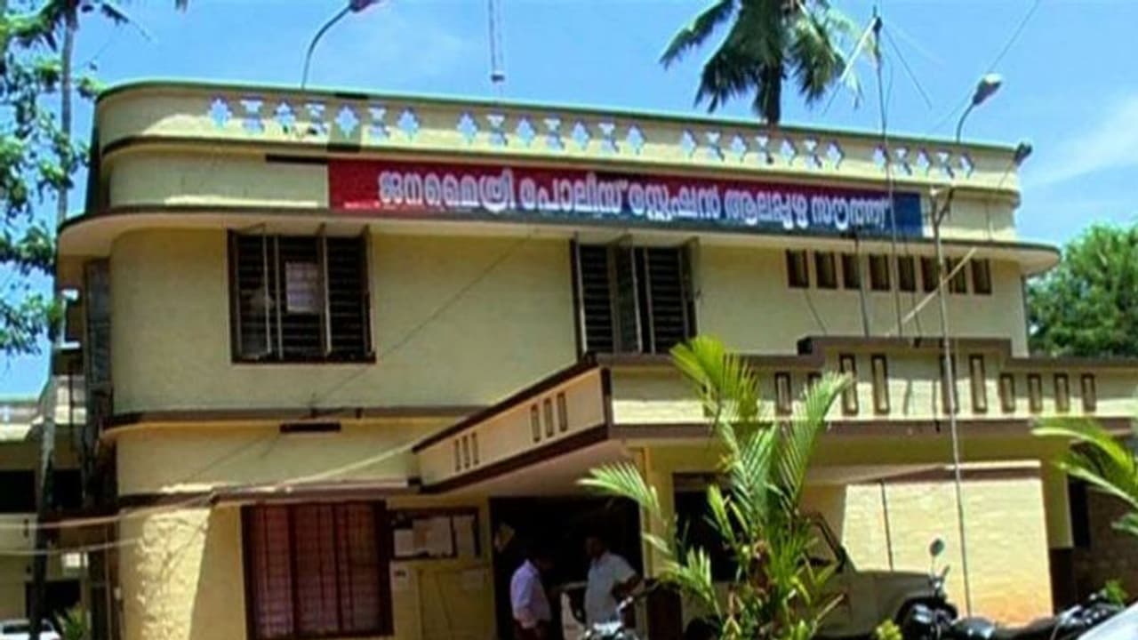 പ്രവാസിയുടെ വീട്ടിൽ പരിശോധന, എസ്ഐയും സംഘവും മദ്യം കടത്തി; 'ഒന്നും കിട്ടിയില്ലെന്ന്' പൊലീസ്