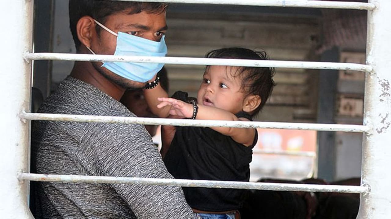 കുടിയേറ്റ തൊഴിലാളികൾക്ക് ട്രെയിൻ യാത്രക്കുള്ള ഇ പാസ് വിതരണം തെലങ്കാന നിർത്തി കുടിയേറ്റ തൊഴിലാളികൾക്ക് ട്രെയിൻ യാത്രക്കുള്ള ഇ പാസ് വിതരണം തെലങ്കാന നിർത്തി