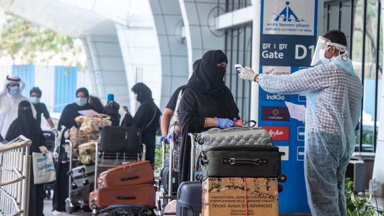 আরব ফেরতদের সঙ্গেই করোনা ফিরল কেরলে, চার লক্ষ মানুষের ঘরে ফেরা নিয়ে বাড়ছে উদ্বেগ