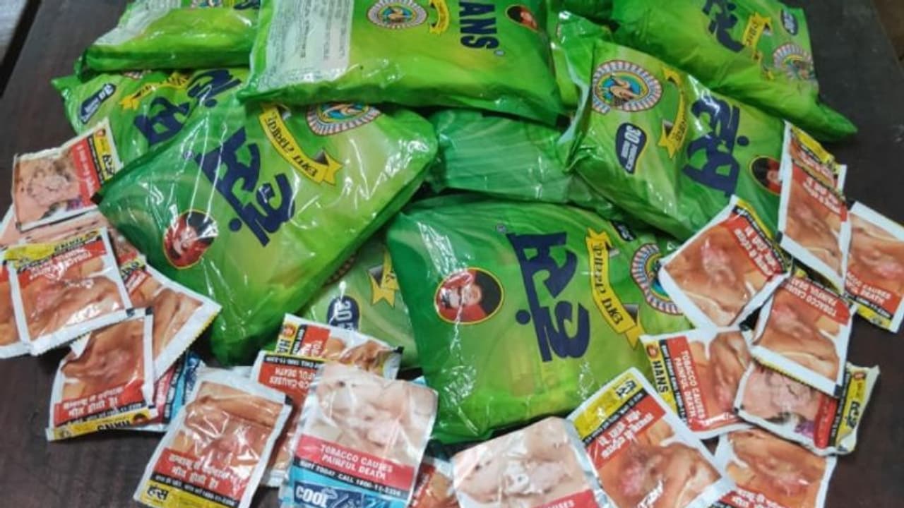 പലചരക്ക് കട കേന്ദ്രീകരിച്ച് വില്പ്പന; കമ്പത്ത് ലക്ഷങ്ങൾ വിലമതിക്കുന്ന നിരോധിത പുകയില ഉൽപ്പന്നങ്ങൾ പിടികൂടി പലചരക്ക് കട കേന്ദ്രീകരിച്ച് വില്പ്പന; കമ്പത്ത് ലക്ഷങ്ങൾ വിലമതിക്കുന്ന നിരോധിത പുകയില ഉൽപ്പന്നങ്ങൾ പിടികൂടി