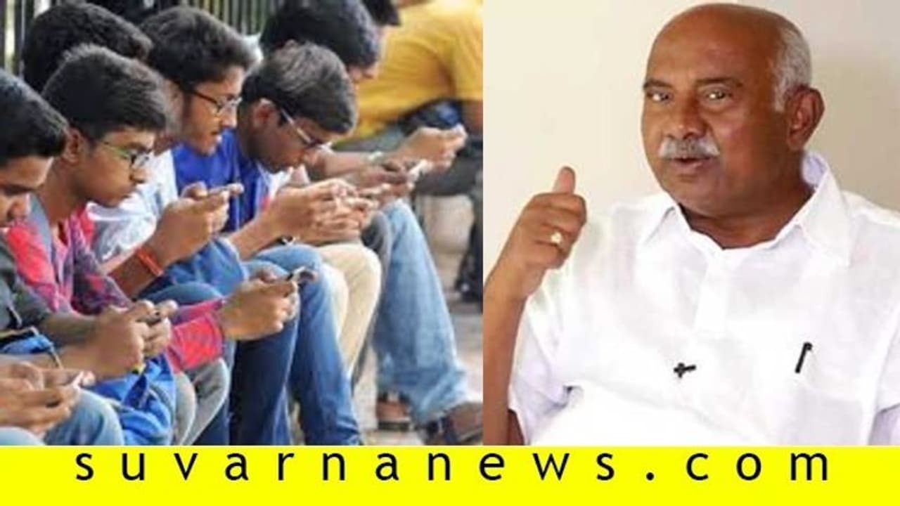 'ಆನ್ಲೈನ್ ಬೇಡ': ಶಾಲೆ ಕಂಪೌಂಡ್ ಒಳಗಡೆ ನಡೆಯುತ್ತಾ ಪಾಠ..? 'ಆನ್ಲೈನ್ ಬೇಡ': ಶಾಲೆ ಕಂಪೌಂಡ್ ಒಳಗಡೆ ನಡೆಯುತ್ತಾ ಪಾಠ..?