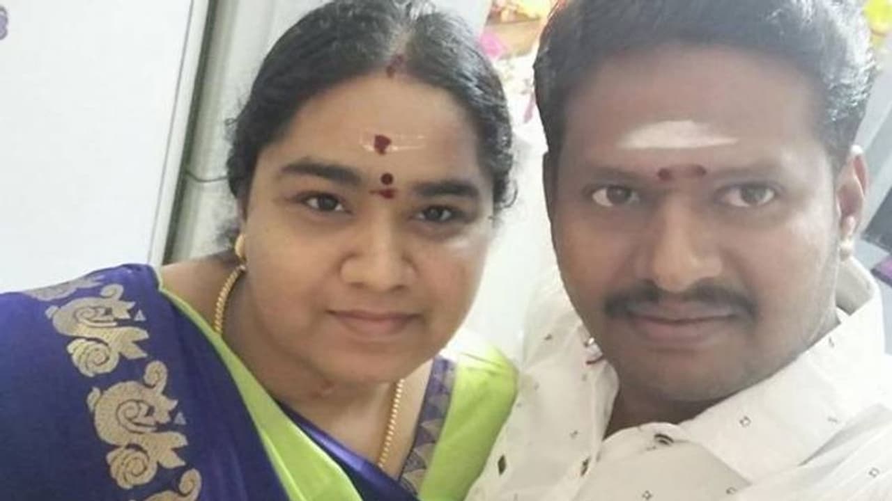 പ്രിയതമന്റെ മൃതദേഹവുമായി ദുബായില് നിന്ന് ചെന്നൈ യാത്ര; കണ്ണീരുതോരാതെ കൊല്ലമ്മാള് പ്രിയതമന്റെ മൃതദേഹവുമായി ദുബായില് നിന്ന് ചെന്നൈ യാത്ര; കണ്ണീരുതോരാതെ കൊല്ലമ്മാള്