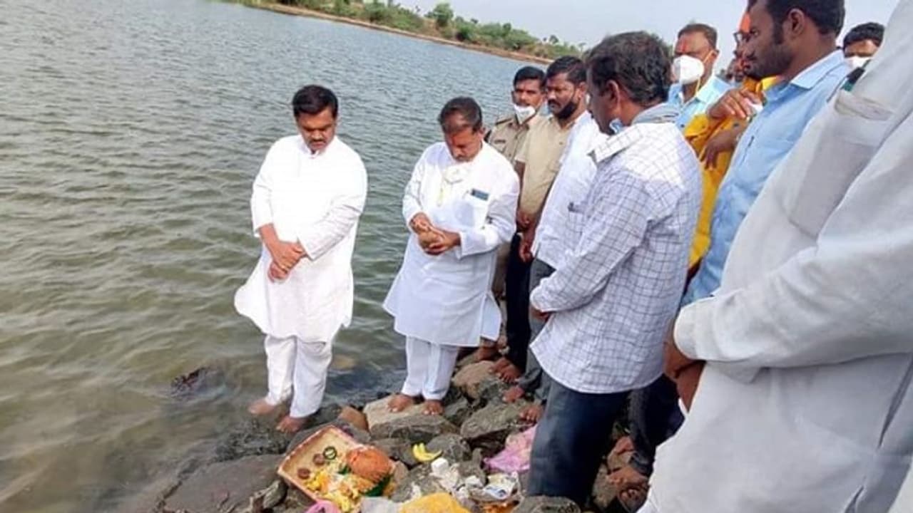 ದಶಕದ ಬೇಡಿಕೆ: ಕೆರೆ ತುಂಬಿಸಿ ನೀರಿನ ಹಾಹಾಕಾರ ಈಡೇರಿಸಿದ ಶಾಸಕ ನಡಹಳ್ಳಿ ದಶಕದ ಬೇಡಿಕೆ: ಕೆರೆ ತುಂಬಿಸಿ ನೀರಿನ ಹಾಹಾಕಾರ ಈಡೇರಿಸಿದ ಶಾಸಕ ನಡಹಳ್ಳಿ